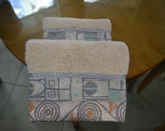 set of two hand towels with geometric trim