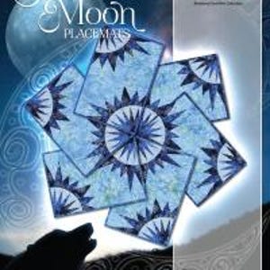 Puede incluir: Salvamanteles Blue Moon con diseño de brújula en azul y blanco. Los salvamanteles están hechos de tela y tienen un patrón de estrella.