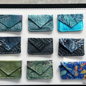 Porta-cartões de visita, estilo envelope com dois compartimentos para seus cartões e outros cartões, resistente, tecido batik, fecho de pressão, 3 1/8 x 4 3/8
