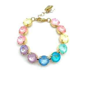Peut inclure: Un bracelet en cristal arc-en-ciel avec des accents m&eacute;talliques dor&eacute;s. Le bracelet pr&eacute;sente des cristaux ronds et facet&eacute;s dans des tons de rose, lavande, bleu et turquoise.