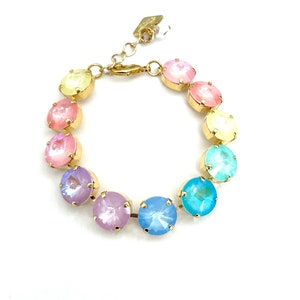 Peut inclure: Un bracelet en or avec des pierres de cristal de couleur pastel arc-en-ciel. Le bracelet a une fermeture &agrave; fermoir.