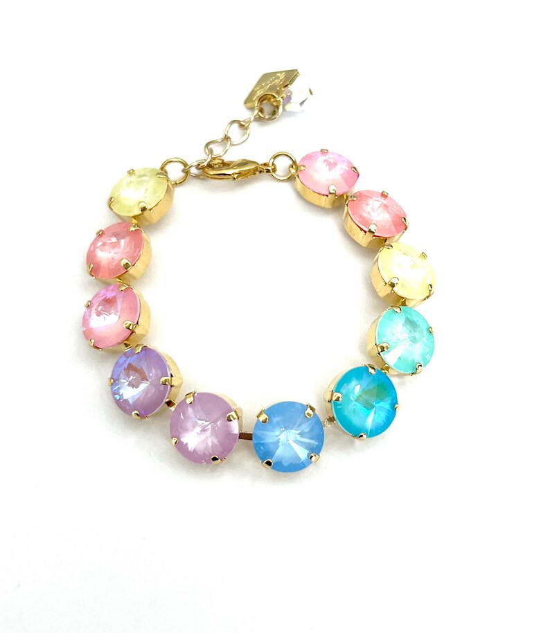 Peut inclure: Un bracelet en or avec des pierres de cristal de couleur pastel arc-en-ciel. Le bracelet a une fermeture &agrave; fermoir.