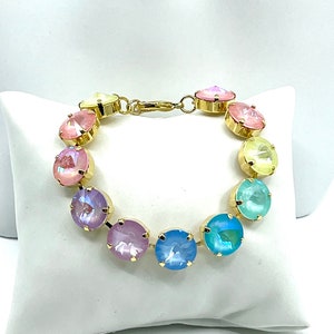 Peut inclure: Un bracelet en or avec des cristaux ronds de couleur pastel. Le bracelet a une fermeture &agrave; fermoir.