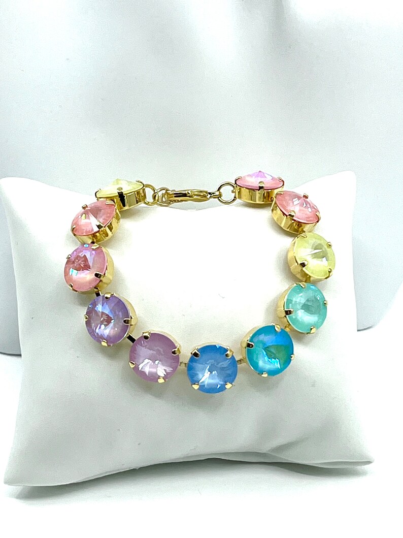 Peut inclure: Un bracelet en or avec des cristaux ronds de couleur pastel. Le bracelet a une fermeture &agrave; fermoir.
