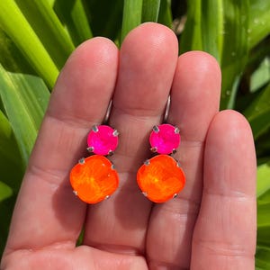 Pendientes colgantes de cristal auténtico con dos piedras y cierre de palanca, color rosa neón y naranja neón.