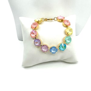 Peut inclure: Un bracelet en or avec des pierres rondes iris&eacute;es arc-en-ciel. Les pierres sont serties d'or et le bracelet a un fermoir &agrave; ressort.