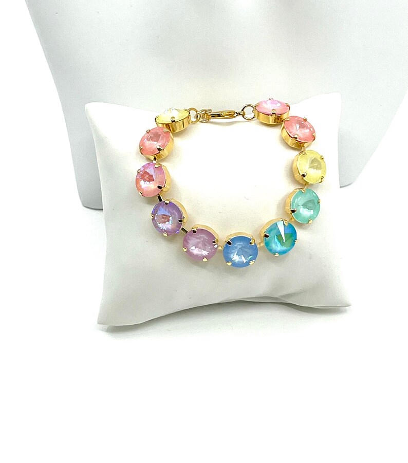 Peut inclure: Un bracelet en or avec des pierres rondes iris&eacute;es arc-en-ciel. Les pierres sont serties d'or et le bracelet a un fermoir &agrave; ressort.