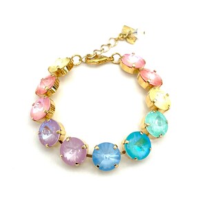 Peut inclure: Un bracelet en or avec des pierres de cristal de couleur pastel arc-en-ciel. Le bracelet a une fermeture &agrave; fermoir.