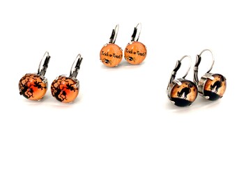 Pendientes colgantes de Halloween de 12 mm con cierre de palanca • Bruja, gato, truco o trato