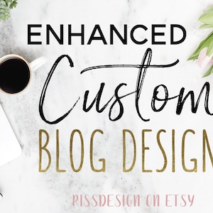 Op de afbeelding: Een witte laptop, een kop koffie, een notitieboekje, een potlood en een bos roze tulpen op een wit marmeren oppervlak. De tekst "ENHANCED Custom BLOG DESIGN" is geschreven in zwarte en gouden letters. De tekst "RISSDESIGN ON ETSY" is geschreven in roze letters.