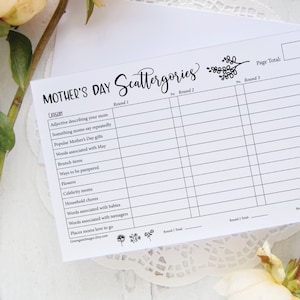 Könnte beinhalten: Ein druckbares Muttertags-Scattergories-Spielblatt mit Kategorien wie "Adjektiv, das deine Mutter beschreibt" und "Möglichkeiten, verwöhnt zu werden".