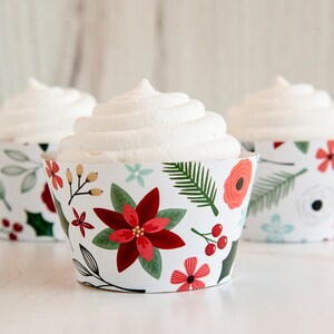 Involucri per cupcake a forma di stella di Natale - Involucri per cupcake di carta da stampare e scaricare all'istante da stampare da soli. Foglie e bacche rosse e verdi vivaci.