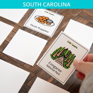 Op de afbeelding: Een set witte kaarten met afbeeldingen en tekst met betrekking tot South Carolina. Eén kaart toont een tekening van Congaree National Park met de tekst "Congaree National Park". Een andere kaart toont een bord met hushpuppies met de tekst "Hush Puppies".