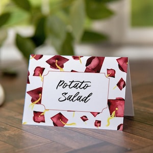 Cartelli per buffet di laurea - Segnaposto stampabili, Corjl, berretto da laureato bordeaux, biglietti per buffet, etichette per alimenti, cartelli da tavolo, cartello per cibo da tenda, idea per laureati