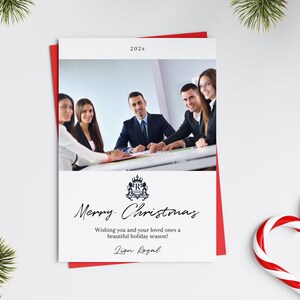 Tarjeta fotográfica navideña con logotipo minimalista: plantilla de tarjeta fotográfica IMPRIMIBLE de 5 x 7. Personalice el texto y agregue sus fotos en Corjl. Logotipo comercial personalizado.
