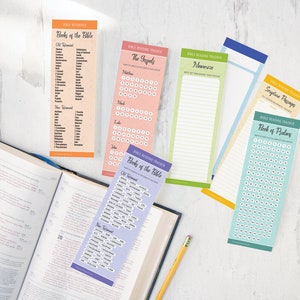 Op de afbeelding: Een set van zes kleurrijke bladwijzers met Bijbellees-trackers. Elke bladwijzer heeft een ander thema, waaronder de boeken van de Bijbel, de evangeliën, geheugenverzen, Bijbelteksten en het boek Psalmen. De bladwijzers zijn gedrukt op gestructureerd papier en hebben een eenvoudig, modern ontwerp.