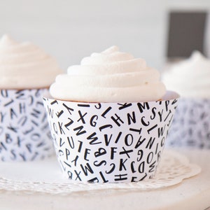 Envoltorio para cupcakes con letras en blanco y negro: descarga instantánea en formato PDF para imprimir. Patrón de garabatos con letras simples para la escuela, lectura, escritura, palabras.