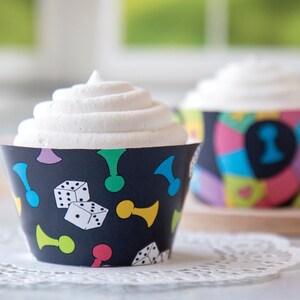 Duo d'emballages de cupcakes foncés de jeu de société - PDF imprimable à télécharger. Fusain avec des éléments de jeu colorés : marqueurs, dés et chemin/sentiers.