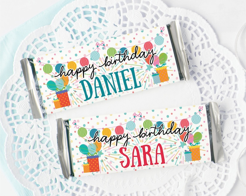 Puede incluir: Dos envoltorios de barra de chocolate de cumplea&ntilde;os coloridos con lunares blancos, globos coloridos y luces de cadena. El envoltorio superior dice "feliz cumplea&ntilde;os DANIEL" y el envoltorio inferior dice "feliz cumplea&ntilde;os SARA".