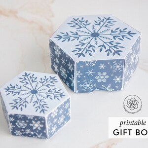 Pudełko prezentowe Snowflake Hexagon PRINTABLE PDF - Zimowy wzór śniegu, dwa rozmiary w zestawie, natychmiastowe pobranie cyfrowe. Idealne na małe prezenty.
