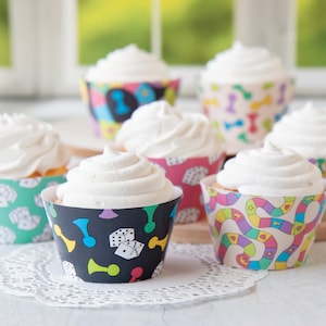 Lot d'emballages de cupcakes pour jeu de société - PDF imprimable à télécharger. Éléments de jeu colorés : marqueurs, dés, chemin/sentiers pour des friandises le jour du match.
