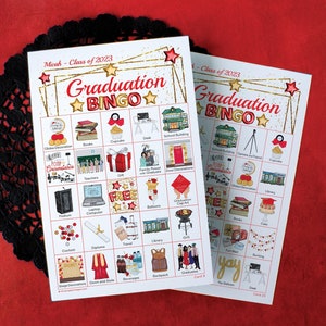 Graduation Bingo - 50 WYDRUKOWANYCH, unikalnych kart. Jaskrawoczerwony i złoty schemat kolorów, aby pasował do kolorów Twojej szkoły. Spersonalizuj tekst i dodaj zdjęcie.
