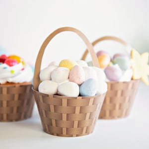 Envoltorios para cupcakes de cesta marrón/natural - Envoltorios y adornos para asas IMPRIMIBLES. Diseño de cesta de mimbre en color beige. Ideal para niños, bodas, etc.