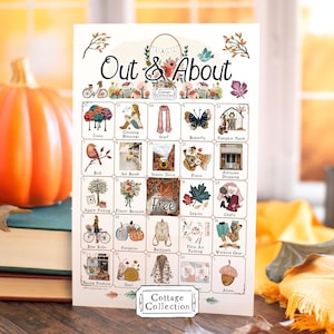 以下が含まれることがあります： 「Out & About」と題された秋をテーマにしたビンゴカード。木、カボチャ、その他の秋の要素のイラストが描かれています。カードはカボチャと本を背景に配置されています。