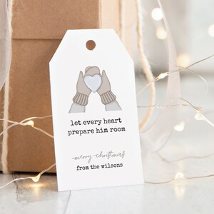 Let Every Heart... Etiqueta para regalo de Navidad con la letra de "Joy to the World". IMPRIMIBLE y editable en Corjl. Etiqueta para regalo con himno cristiano minimalista y sencilla.
