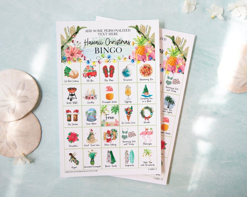 Pu&ograve; includere: Due schede di bingo stampabili con un tema natalizio tropicale. Le schede presentano immagini di vari articoli natalizi e a tema hawaiano, come un albero di Natale, un ananas e una tavola da surf. Il testo "Hawaii Christmas Bingo" &egrave; in cima alle schede.