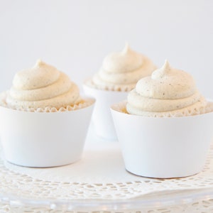 Emballage de cupcake blanc uni - PDF imprimable à télécharger. Modèle, emballages de petits gâteaux, trois par page, à imprimer sur du papier cartonné coloré.