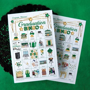 Graduation Bingo - 50 WYDRUKOWANYCH, unikalnych kart. Zielono-złota kolorystyka pasująca do kolorów Twojej szkoły. Spersonalizuj tekst i dodaj zdjęcie.