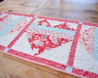 Patrón de camino de mesa de corazón a corazón / San Valentín / Cubremesas / Apto para principiantes / Descarga digital en PDF / Mini colcha