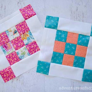 Può includere: Due blocchi di trapunte quadrati. Uno presenta quadrati floreali e fantasia rosa con bordi bianchi e accenti angolari rosa. L'altro ha quadrati turchese e arancioni con bordi bianchi e accenti angolari turchesi.