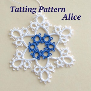 Puede incluir: Copo de nieve de encaje de bolillos blanco con un centro azul, titulado "Tatting Pattern Alice".
