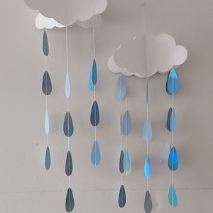 2 grands mobiles nuages avec des gouttes de pluie bleues qui tombent, jolie décoration suspendue pour baby shower pour garçon, révélation du genre, fête ou baptême image 1