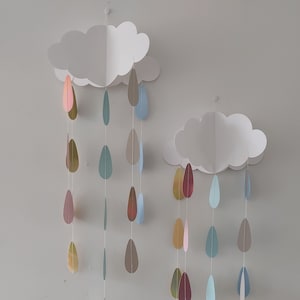 2 grands mobiles nuages avec des gouttes de pluie multicolores, jolie décoration à suspendre pour une baby shower unisexe ou un baptême