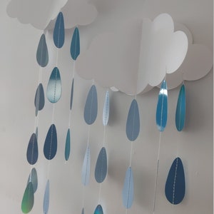 2 grands mobiles nuages avec des gouttes de pluie bleues qui tombent, jolie décoration suspendue pour baby shower pour garçon, révélation du genre, fête ou baptême image 5