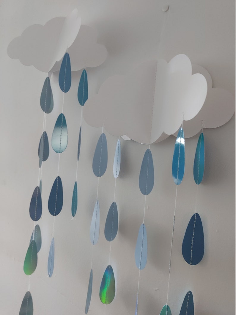 2 grands mobiles nuages avec des gouttes de pluie bleues qui tombent, jolie décoration suspendue pour baby shower pour garçon, révélation du genre, fête ou baptême image 5