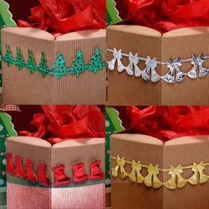 CINTA DE NAVIDAD GRABADA 2m x 25mm Adornos rojos, arboles de navidad, cascabeles dorados y cascabeles plateados. Adornos navideños tradicionales en una cinta.