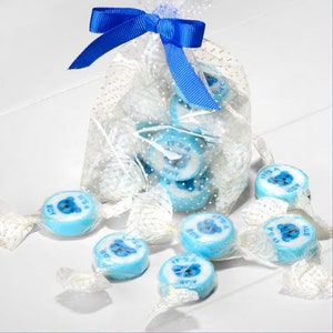 50 caramelle di zucchero candito blu IT'S A BOY al gusto di fragola e panna, bomboniere per baby shower. Ogni caramella è confezionata singolarmente.
