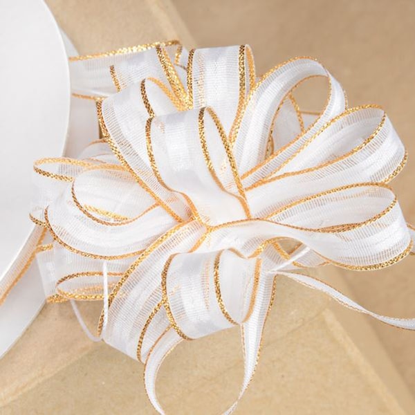 RUBAN PULL BOW en organza de 10 mm blanc avec bordure dorée de 25 mètres idéal pour décorer les lieux de mariage ou de fête, les cadeaux ou l'artisanat