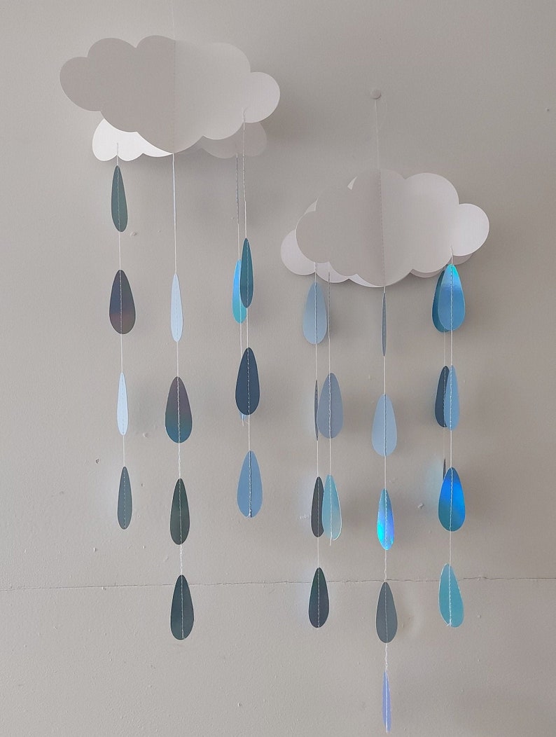 2 grands mobiles nuages avec des gouttes de pluie bleues qui tombent, jolie décoration suspendue pour baby shower pour garçon, révélation du genre, fête ou baptême image 1