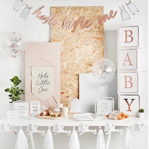 HOLA pequeño Colección de decoración BABY SHOWER. Oro rosa, plata y blanco. Tazas de accesorios para fotos. Platos Globos, tarjetas de predicción y guirnaldas.