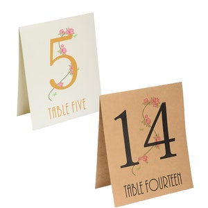 NUMERI del tavolo TENDA CARD. per 15 tavoli, numeri da 1 a 15. disegno rustico di rose da giardino di campagna marrone o avorio intrecciate attorno ai numeri stampati