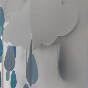 2 grands mobiles nuages avec des gouttes de pluie bleues qui tombent, jolie décoration suspendue pour baby shower pour garçon, révélation du genre, fête ou baptême image 6