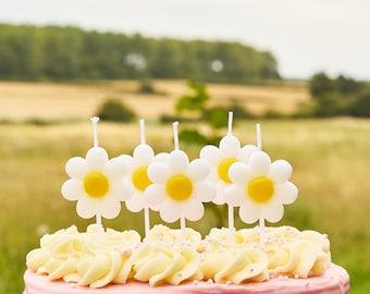 5 gorgeous DAISY FLOWER CANDLES  than your normal cake candle come with holders  birthday anniversary cake