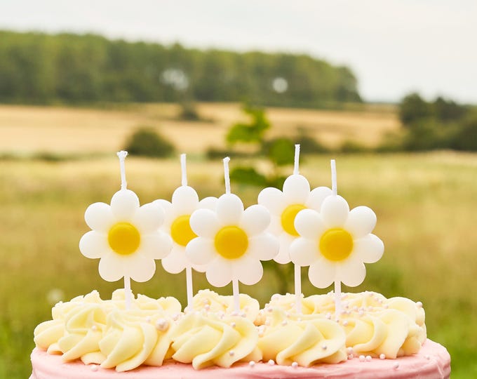 5 gorgeous DAISY FLOWER CANDLES  than your normal cake candle come with holders  birthday anniversary cake