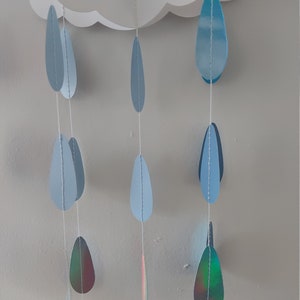 2 grands mobiles nuages avec des gouttes de pluie bleues qui tombent, jolie décoration suspendue pour baby shower pour garçon, révélation du genre, fête ou baptême image 3