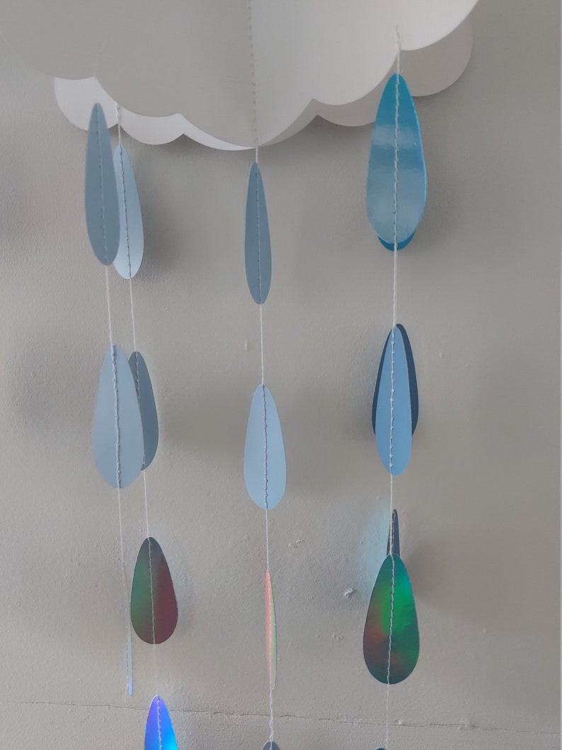 2 grands mobiles nuages avec des gouttes de pluie bleues qui tombent, jolie décoration suspendue pour baby shower pour garçon, révélation du genre, fête ou baptême image 3